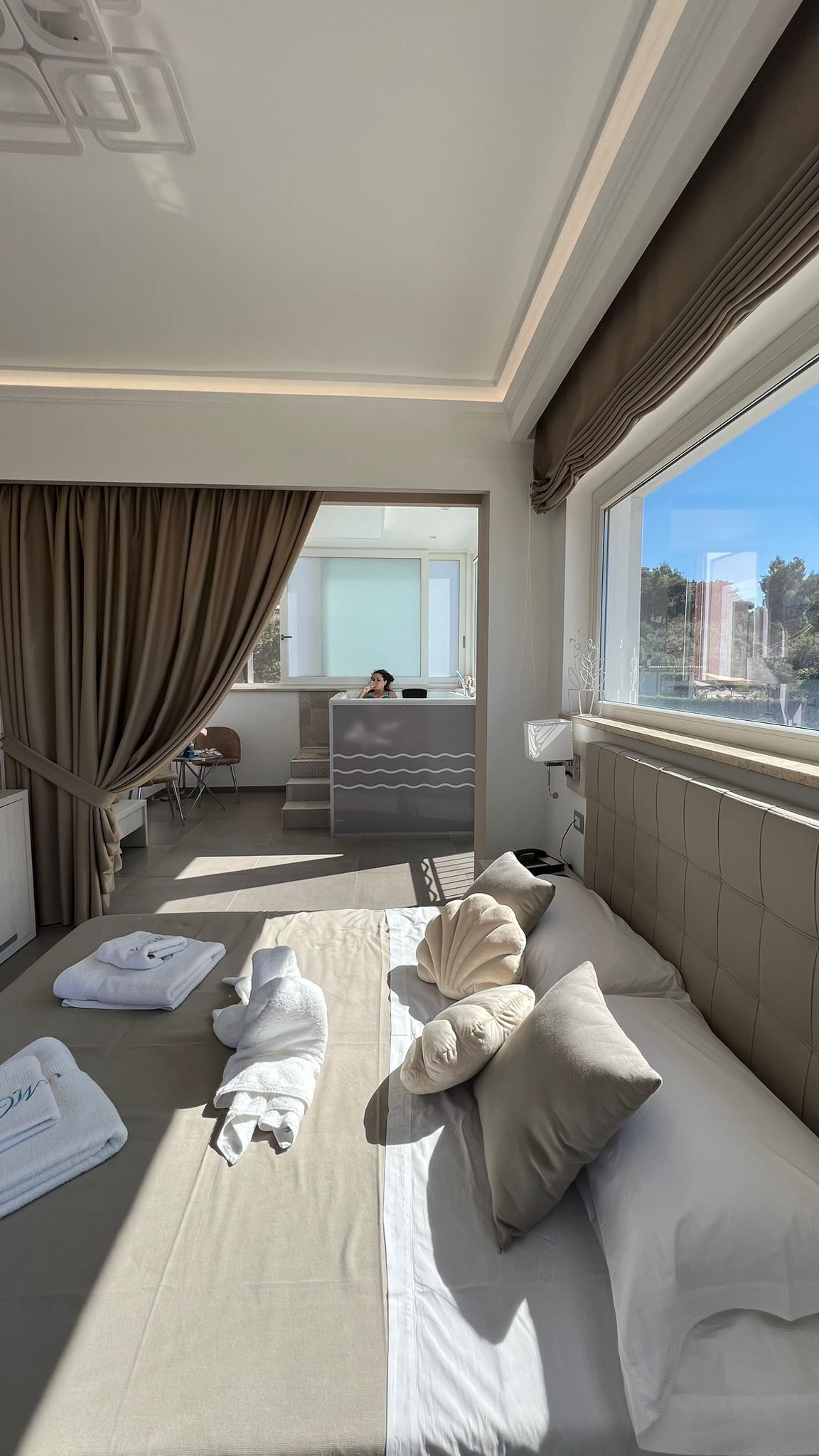 Suite junior, 1 cama matrimonial, vista al mar | Minibar, caja de seguridad en la habitación y cortinas blackout 