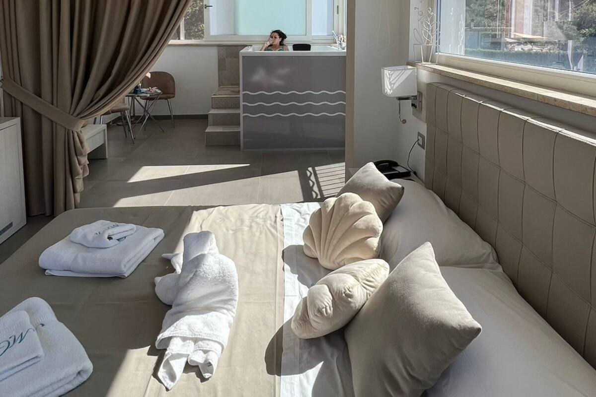 Junior Suite, 1 Double Bed, Sea View | Minibar, in-room safe, blackout drapes, WiFi (free)
