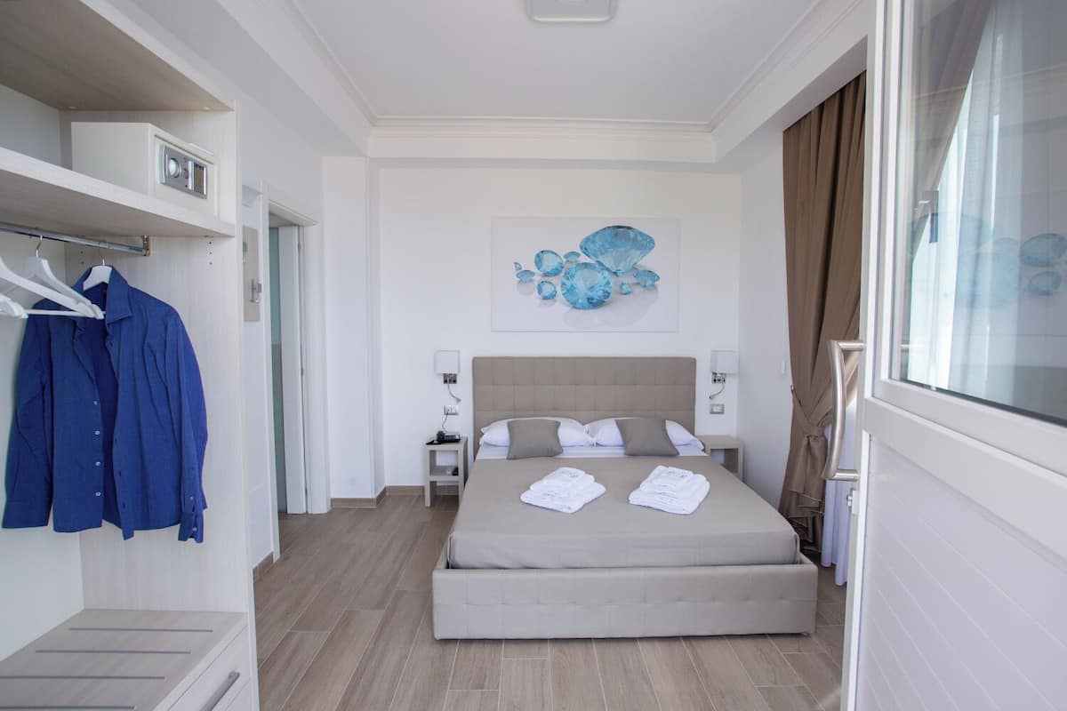 Superior Double Room, 1 Double Bed, Sea View | Minibar, in-room safe, blackout drapes, WiFi (free)