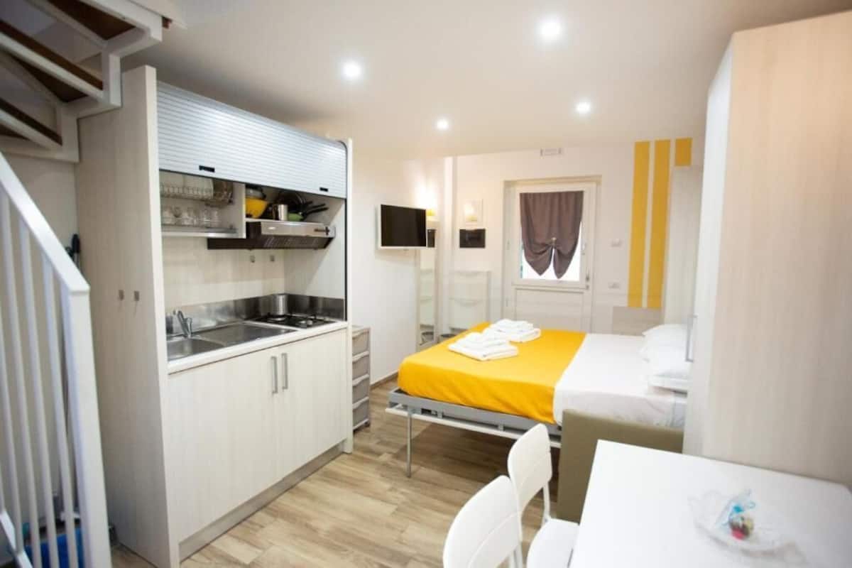 Estudio familiar, cocineta, vista al mar | Minibar, caja de seguridad en la habitación y cortinas blackout