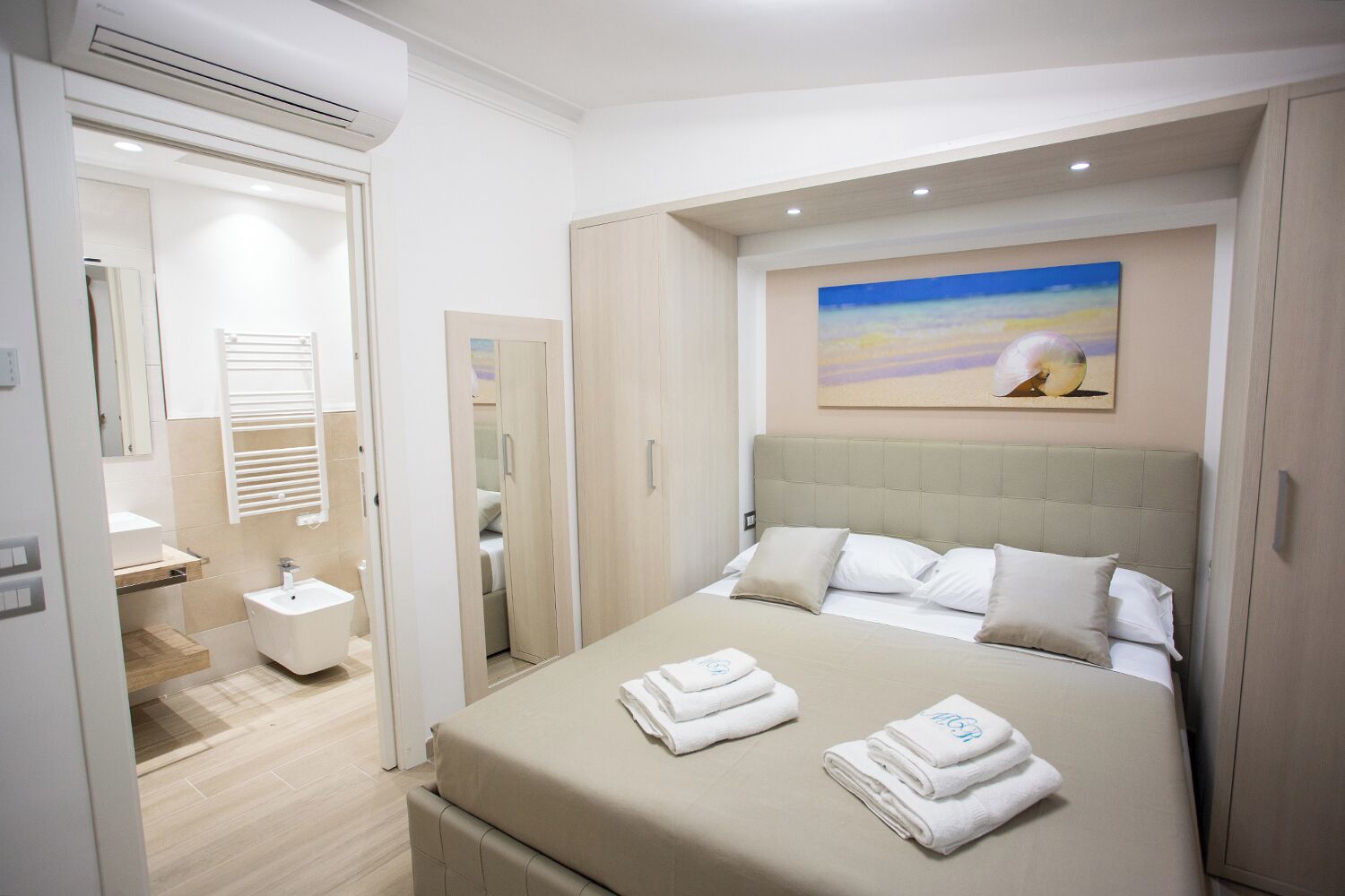 Chambre Standard double, vue sur la colline | Minibar, coffre-fort, rideaux d’obscurcissement, accès au Wi-Fi (inclus)