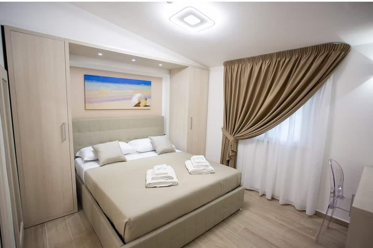 Habitación doble estándar, vista a la colina | Minibar, caja de seguridad en la habitación y cortinas blackout