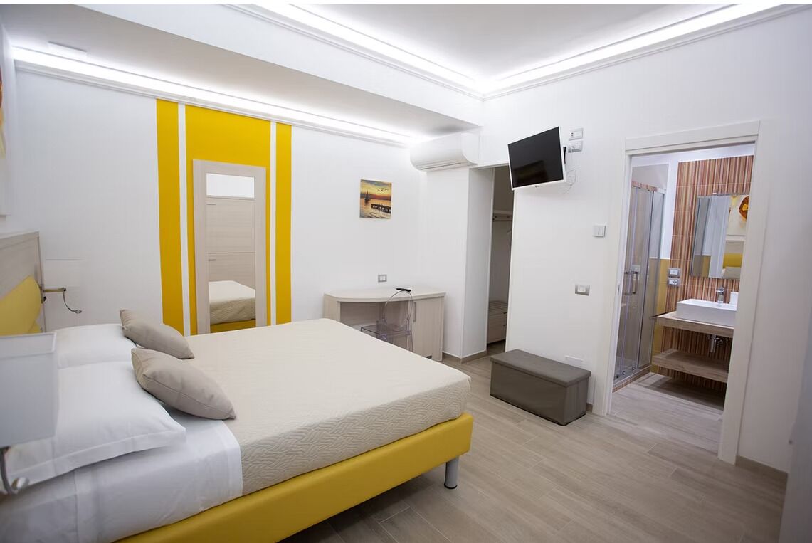 Chambre quadruple supérieure, vue sur la colline | Minibar, coffre-fort, rideaux d’obscurcissement, accès au Wi-Fi (inclus)