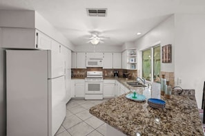 Private kitchen - Sunny Cape Escape (Cape Coral)