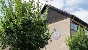 Un immeuble sur lequel on peut lire l’inscription suivante : « HÔTEL FENIX MARILLO ».
