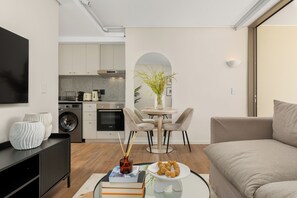 TV - Dolce Vita | Modern Sea Point Retreat (Cape Town)