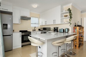 Fridge, microwave, oven, coffee/tea maker - Balmoral Heights | Peaceful Coastal Getaway (Cape Town)