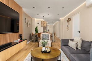 TV - Central Cape Town | Mountain Views, Pool and Gym (Cape Town)