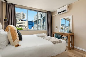 2 bedrooms, in-room safe, iron/ironing board, Internet - Central Cape Town | Mountain Views, Pool and Gym (Cape Town)