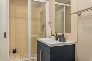 Shower, hair dryer, towels, soap - Central Cape Town | Mountain Views, Pool and Gym (Cape Town)