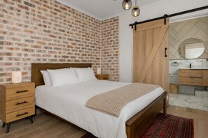 1 bedroom, iron/ironing board, Internet, bed sheets - Serene Green Point Stay |Quiet, Walkable and Central (Cape Town)