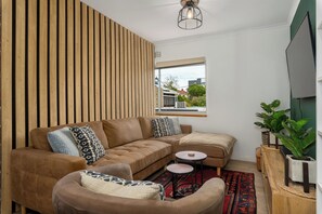 TV - Serene Green Point Stay |Quiet, Walkable and Central (Cape Town)