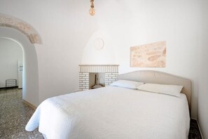 2 bedrooms, WiFi, bed sheets - Red Trullo (Puglia)