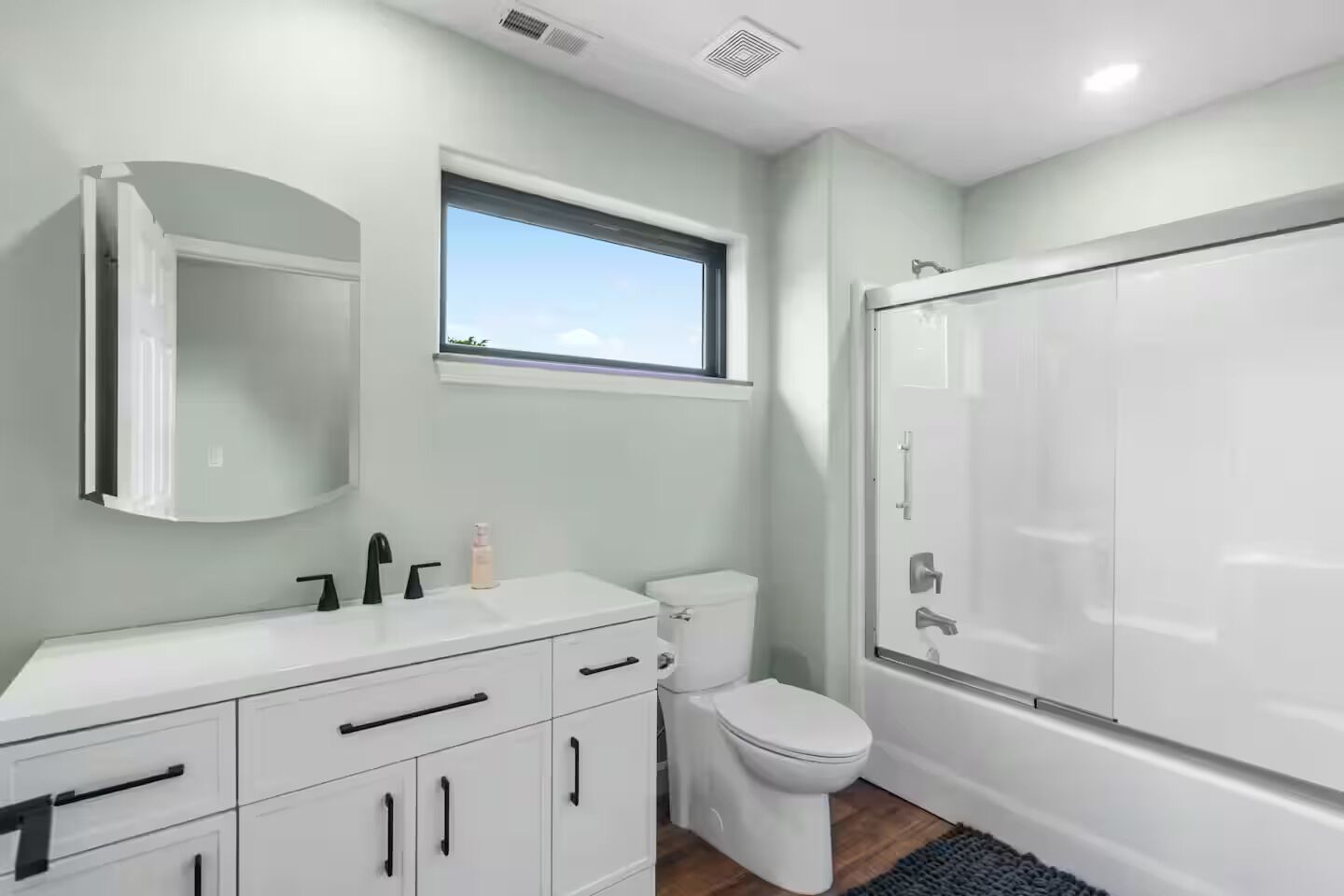 吹风机、毛巾、肥皂、卫生纸