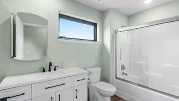 吹风机、毛巾、肥皂、卫生纸