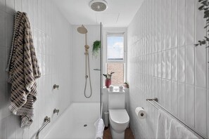 Hair dryer, towels - Oak and Light Steps to Cafs Culture and Kings Cross (Darlinghurst)