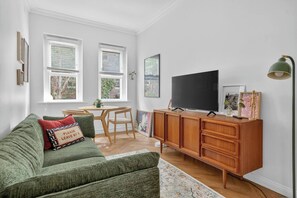 Living area - Oak and Light Steps to Cafs Culture and Kings Cross (Darlinghurst)