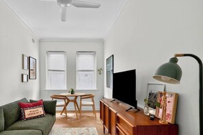 Living area - Oak and Light Steps to Cafs Culture and Kings Cross (Darlinghurst)