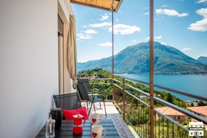 Outdoor dining - CASA MARTINA by Design Studio (Perledo)