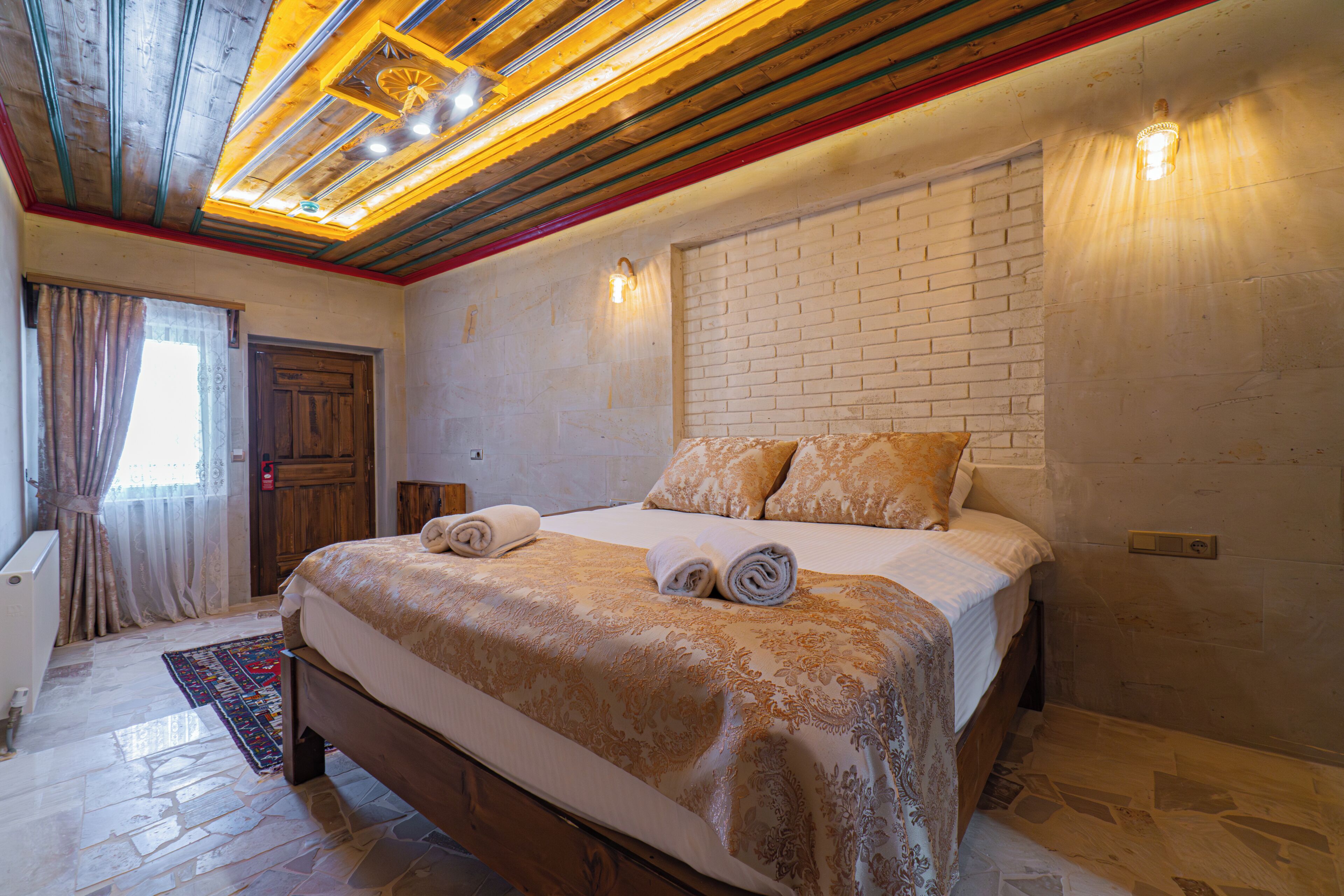 Deluxe Apartment | Premium bedding, desk, laptop workspace, iron/ironing board