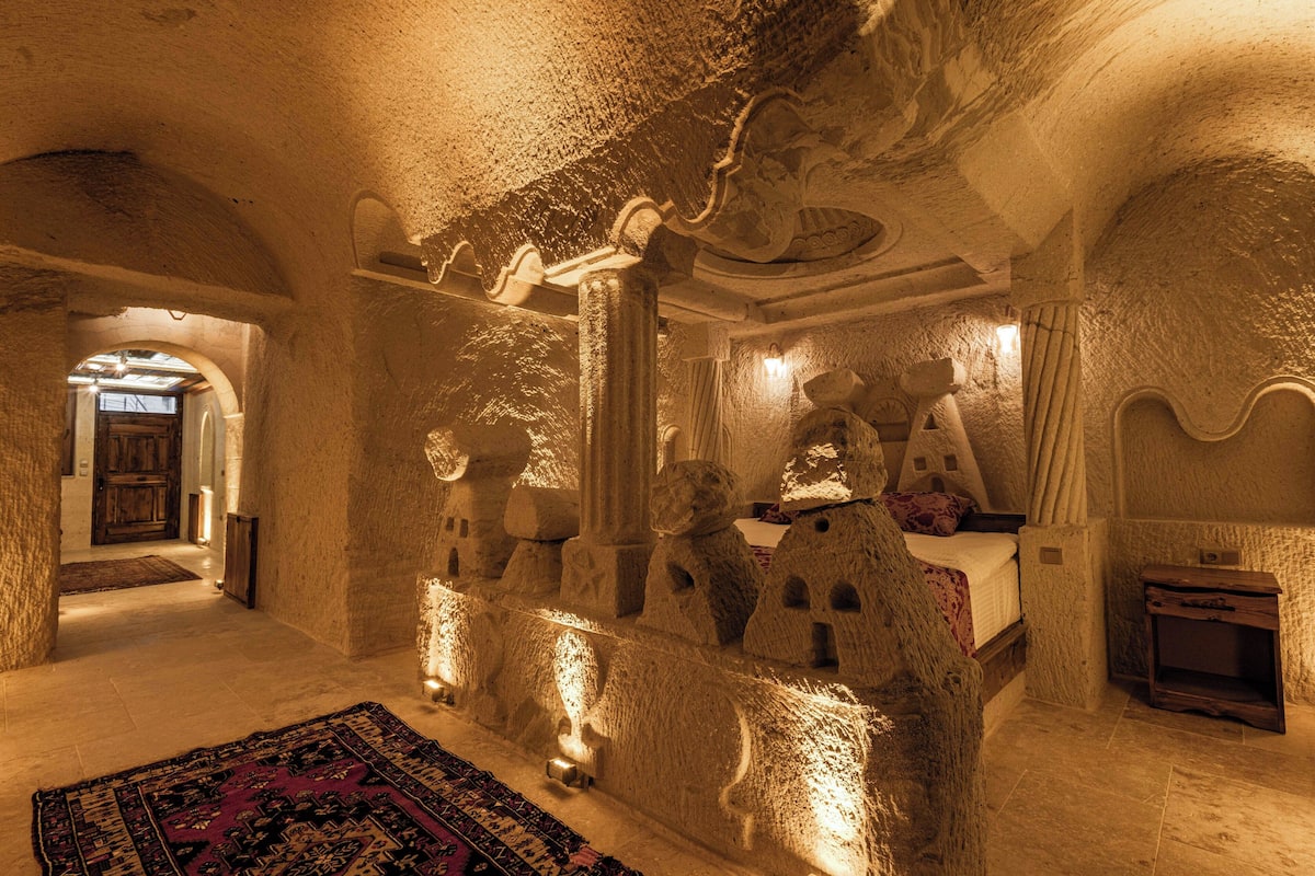 Deluxe Apartment | Premium bedding, desk, laptop workspace, iron/ironing board