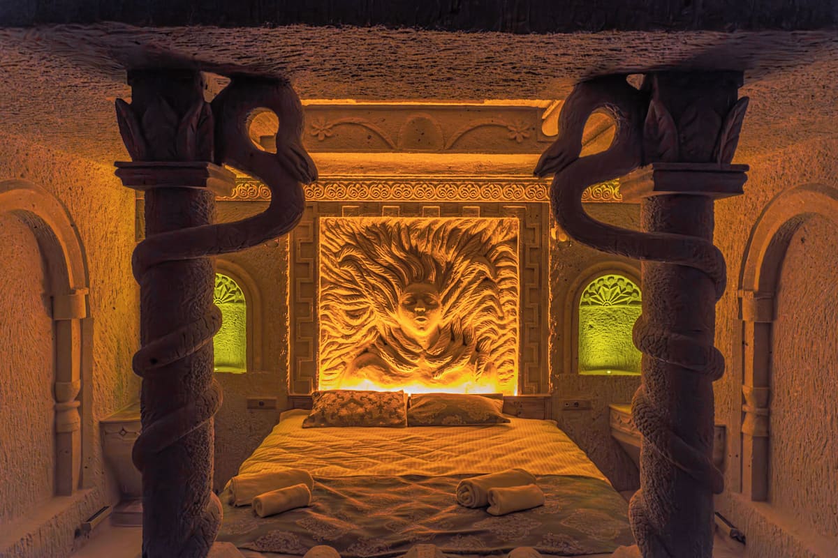 Deluxe Apartment | Premium bedding, desk, laptop workspace, iron/ironing board