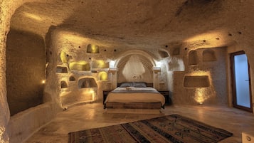 Deluxe Apartment | Premium bedding, desk, laptop workspace, iron/ironing board