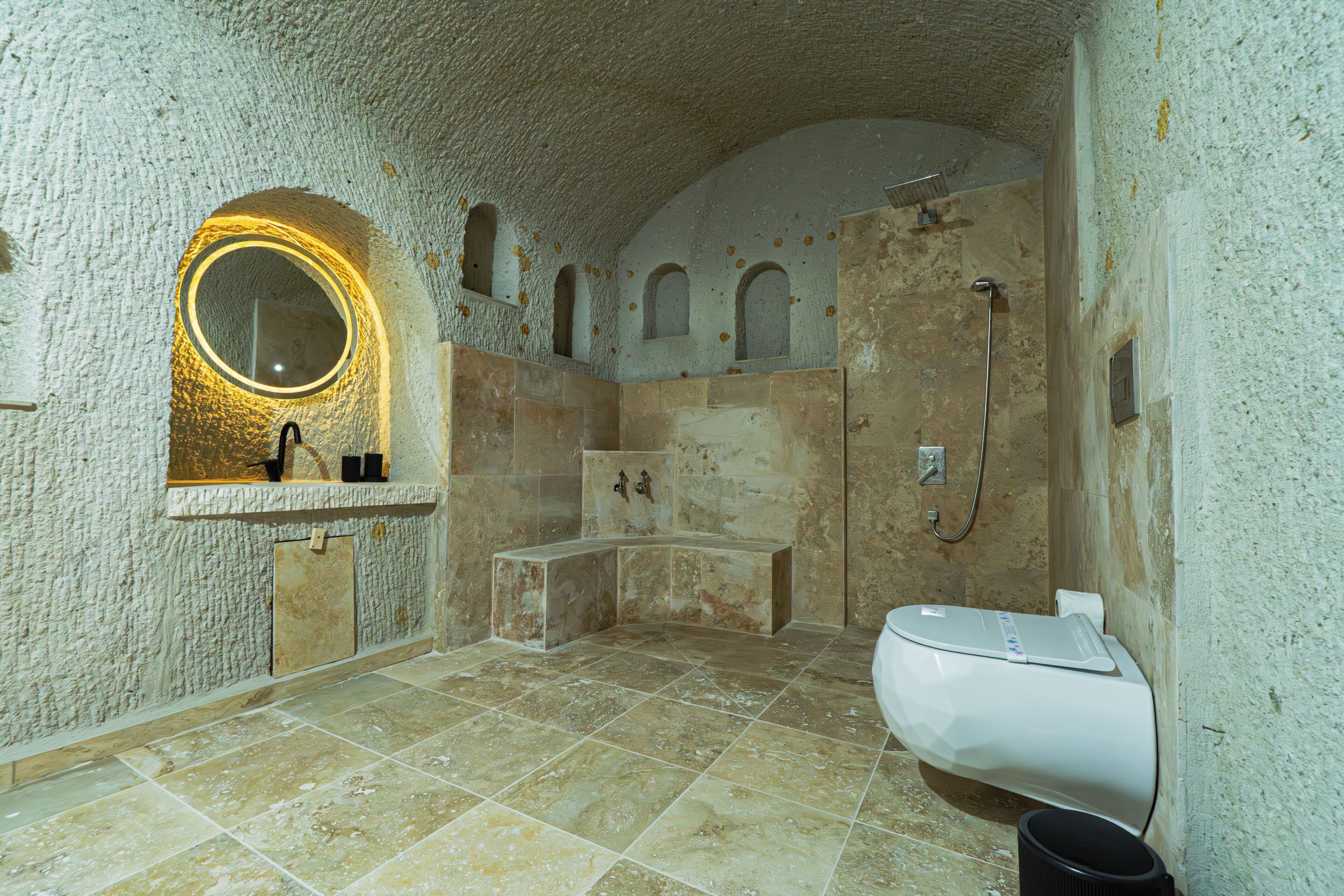 Deluxe Apartment | Bathroom