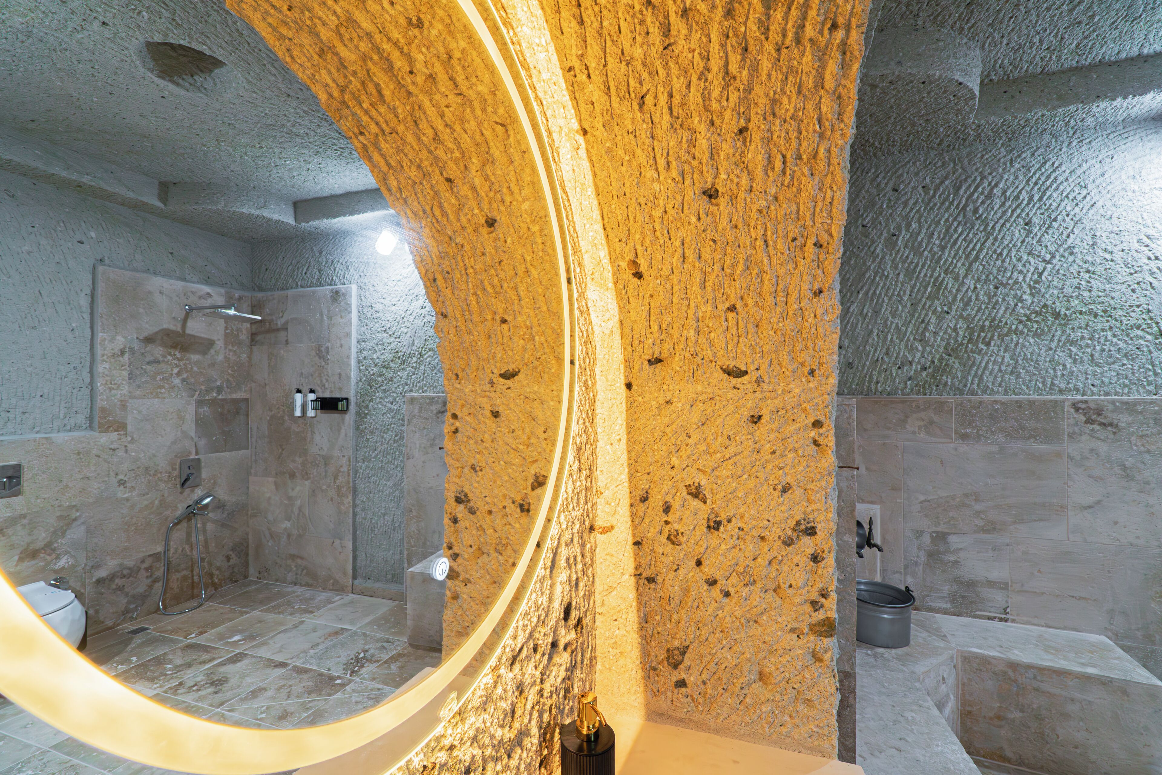 Deluxe Quadruple Room | Bathroom | Shower, rainfall showerhead, free toiletries, hair dryer