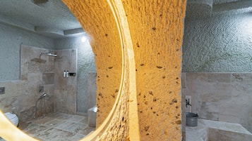 Deluxe Quadruple Room | Bathroom | Shower, rainfall showerhead, free toiletries, hair dryer