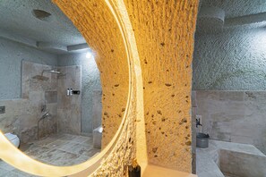 Deluxe Quadruple Room | Bathroom