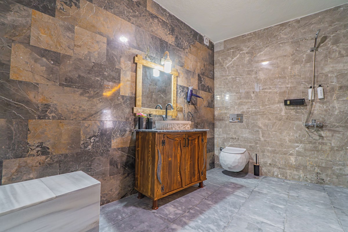 豪華公寓 | 浴室 | 淋浴設備、免費盥洗用品、吹風機、浴袍