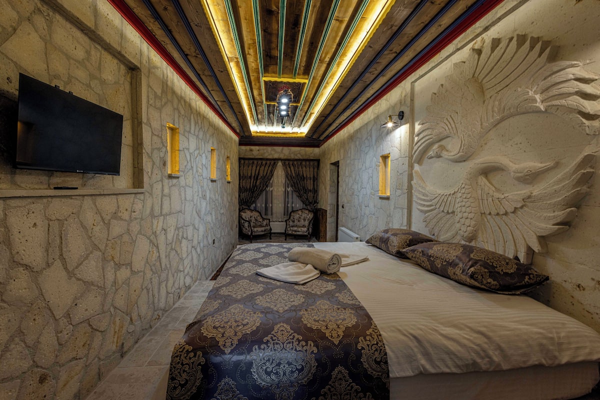 Biancheria da letto di alta qualità, una scrivania, postazione laptop