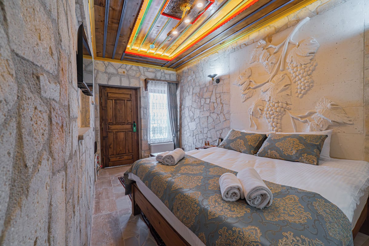 Biancheria da letto di alta qualità, una scrivania, postazione laptop