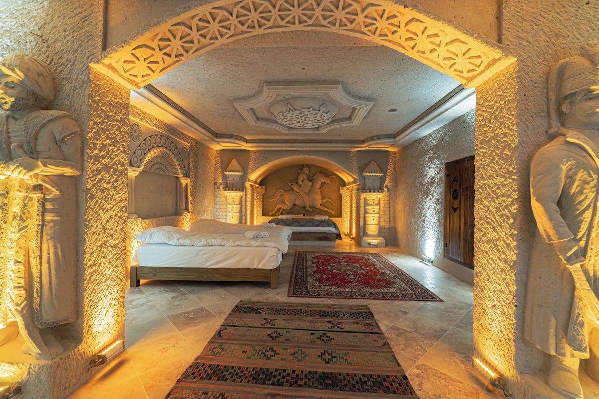 Biancheria da letto di alta qualità, una scrivania, postazione laptop