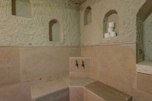 Deluxe-Apartment | Badezimmer | Dusche, Regendusche, kostenlose Toilettenartikel, Haartrockner