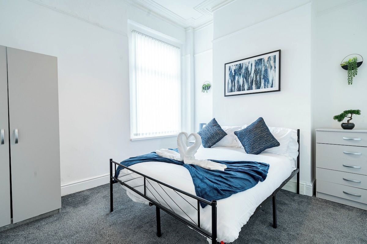 6 bedrooms, desk, iron/ironing board, bed sheets