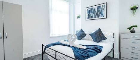 6 bedrooms, desk, iron/ironing board, bed sheets