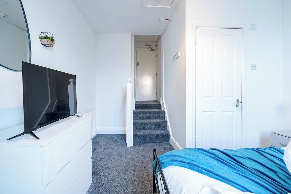 6 bedrooms, iron/ironing board, Internet, bed sheets