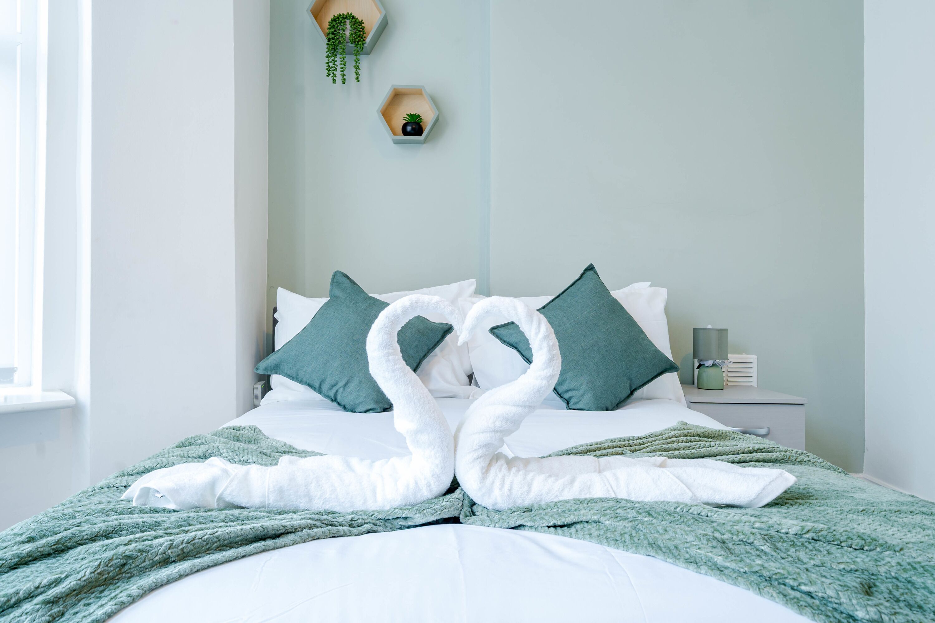 6 عدّة غرف نوم ومكتب ومكواة/لوح كي وملاءات أسرّة