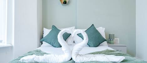 6 bedrooms, desk, iron/ironing board, bed sheets