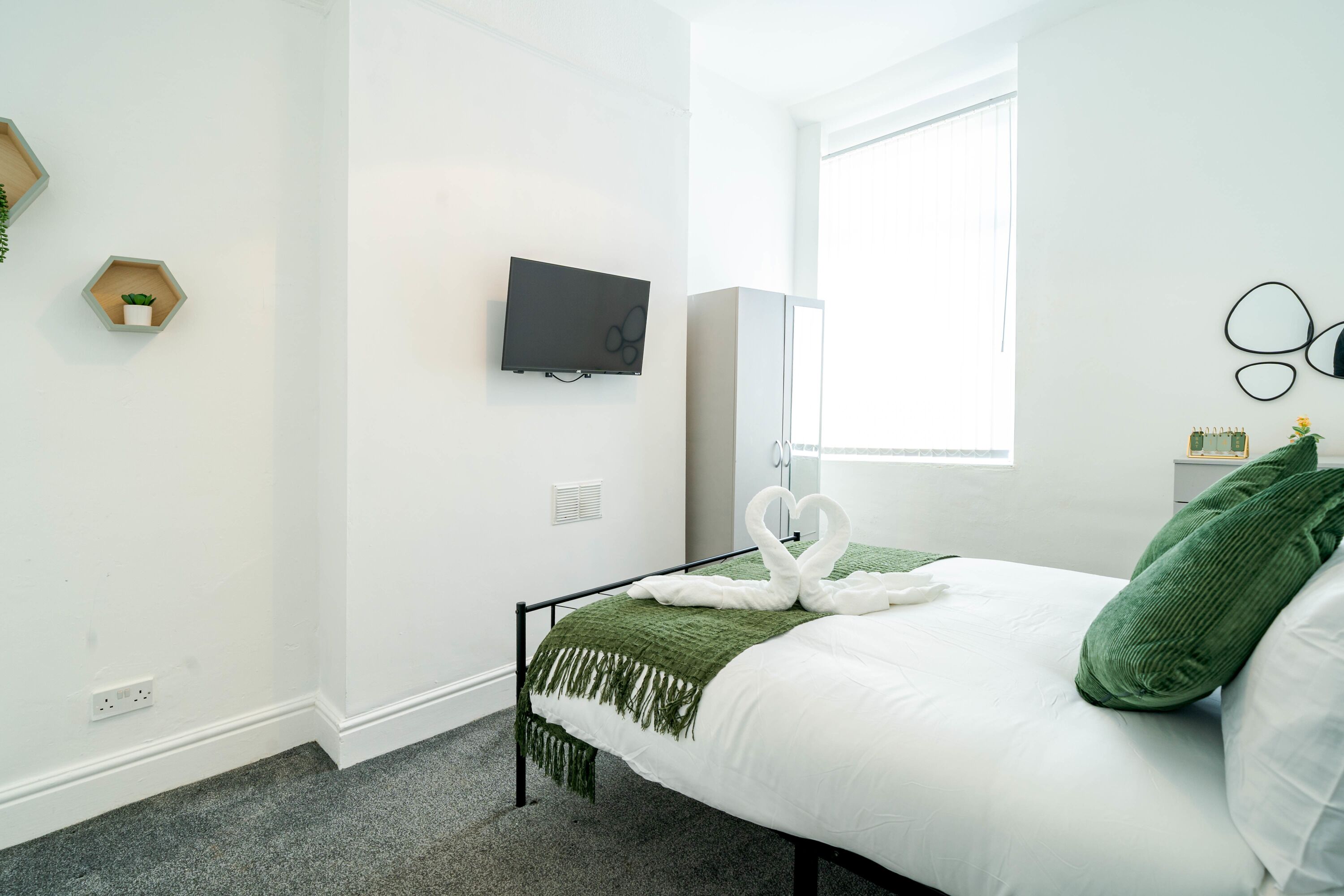 6 habitaciones, escritorio y tabla de planchar con plancha 