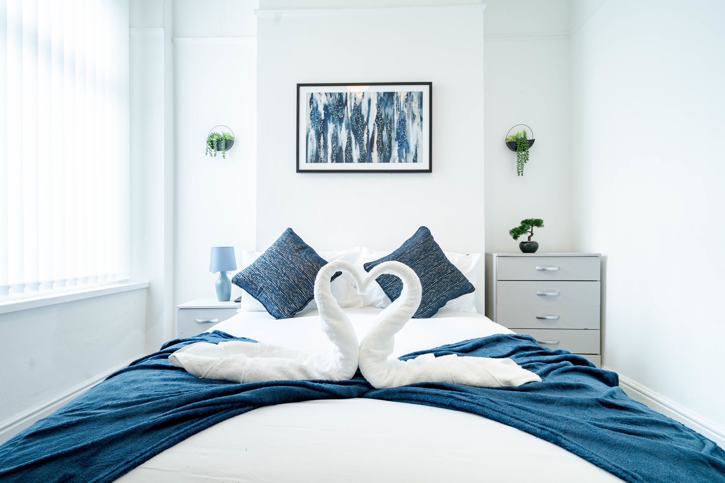 6 slaapkamers, een bureau, een strijkplank/strijkijzer, beddengoed