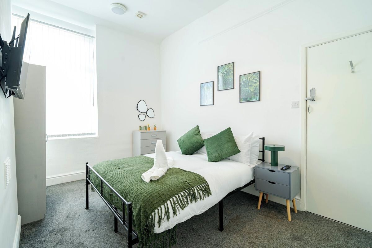 6 bedrooms, iron/ironing board, Internet, bed sheets