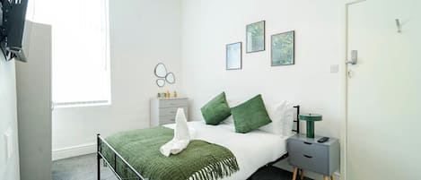6 bedrooms, iron/ironing board, Internet, bed sheets