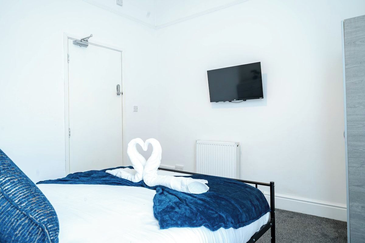 6 bedrooms, iron/ironing board, Internet, bed sheets
