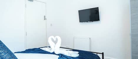 6 bedrooms, iron/ironing board, internet, bed sheets