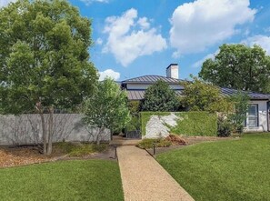 Property grounds - Charming house in fantastic Dallas with cool AC and fitness room (Dallas)