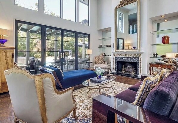 Living area - Charming house in fantastic Dallas with cool AC and fitness room (Dallas)