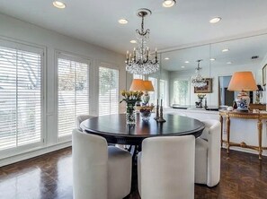 Dining - Charming house in fantastic Dallas with cool AC and fitness room (Dallas)